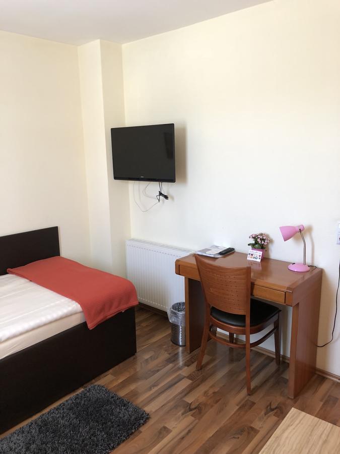 Hotel Poseidon ลุดวิกสบูร์ก ภายนอก รูปภาพ